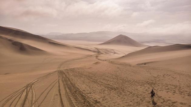A competitor takes part in the second stage of the 2nd Half Marathon Des Sables Ica Desert-Peru, in Paracas, Peru. Competitors compete in the race of 109 km divided into 3 stages through the Ica Desert at a free pace and in self-sufficiency conditions from December 1 to December 6, 2019. (Martin Bureau / AFP)