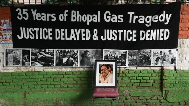 A portrait of recently deceased survivor turned activist Abdul Jabbar, who fought for the dead and the survivors of the Bhopal gas tragedy, is seen during a demonstration to commemorate the 35th anniversary of the accident, at Jantar Mantar, in New Delhi. (Vipin Kumar / HT Photo) A portrait of recently deceased survivor turned activist Abdul Jabbar, who fought for the dead and the survivors of the Bhopal gas tragedy, is seen during a demonstration to commemorate the 35th anniversary of the accident, at Jantar Mantar, in New Delhi. (Vipin Kumar / HT Photo)