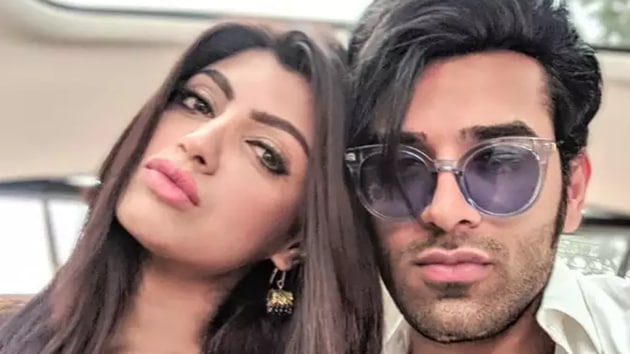 Bigg Boss 13 contestant Paras Chhabra has been called out by his girlfriend, Akanksha Puri.