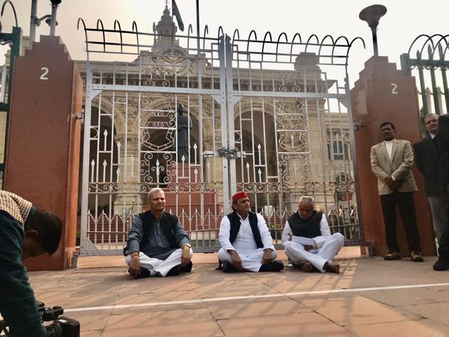 Samajwadi Party national president Akhilesh Yadav (centre) with party colleagues Naresh Uttam (extreme left) and Rajendra Chaudhary protesting outside the Vidhan Bhavan in Lucknow on Saturday.(HT) Samajwadi Party national president Akhilesh Yadav (centre) with party colleagues Naresh Uttam (extreme left) and Rajendra Chaudhary protesting outside the Vidhan Bhavan in Lucknow on Saturday.(HT)