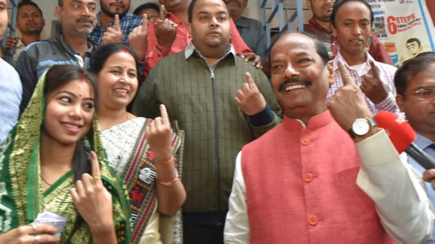 Jharkhand chief minister Raghubar Das and his family members show their inked finger after casting vote in second phase of state assembly poll, Jamshedpur, Dec 7, 2019.(HT Photo)