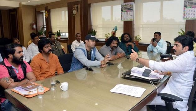 Actors of the Marathi film industry met Pune mayor Murlidhar Mohol (right) on Friday to raise awareness about women’s safety amidst rise in crime against women in the country. (HT/PHOTO) Actors of the Marathi film industry met Pune mayor Murlidhar Mohol (right) on Friday to raise awareness about women’s safety amidst rise in crime against women in the country. (HT/PHOTO)