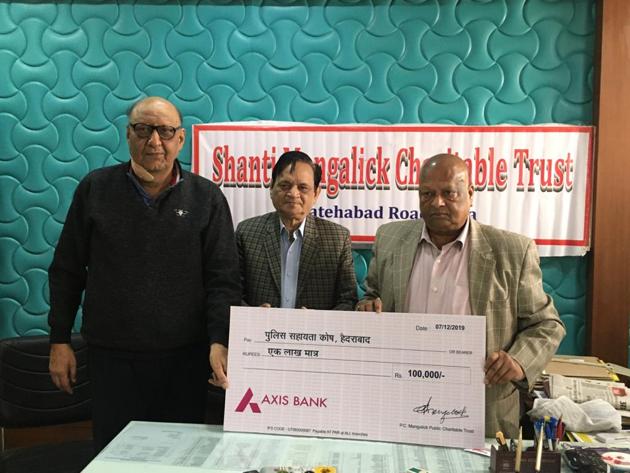 Agra-based activist Satish Manglick (extreme right) and others holding the symbolic cheque of ₹ 1 lakh. (HT) Agra-based activist Satish Manglick (extreme right) and others holding the symbolic cheque of ₹ 1 lakh. (HT)