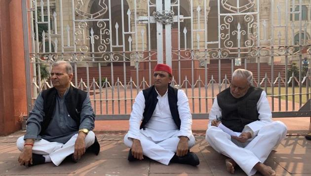 Samajwadi Party chief Akhilesh Yadav sits on Dharna right outside UP Assembly building over Unnao incident with state unit president Naresh Uttam (right) and SP council member and state spokesperson Rajendra Chaudhary.(HT Photo)