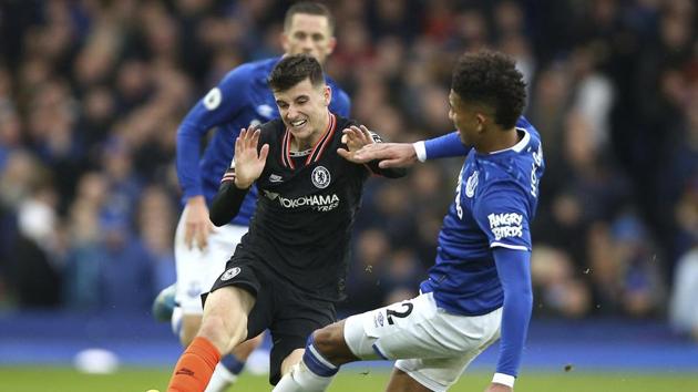 Everton's Mason Holgate, right, and Chelsea's Mason Mount battle for the ball.(AP)