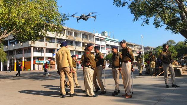Police standing guard to prevent vendors from setting shop at the Sector 17 Plaza in Chandigarh on Friday. In a major eviction drive, Sector 17 and first six sectors of Chandigarh, mainly Sukhna Lake and Rock Garden, were cleared of street vendors. (Keshav Singh/HT) Police standing guard to prevent vendors from setting shop at the Sector 17 Plaza in Chandigarh on Friday. In a major eviction drive, Sector 17 and first six sectors of Chandigarh, mainly Sukhna Lake and Rock Garden, were cleared of street vendors. (Keshav Singh/HT)