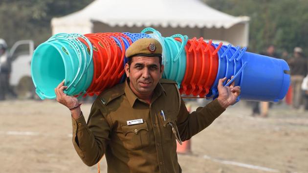A Delhi police constable holds buckets during the “Swach Yamuna Abhiyan” organised by Delhi Police, at Kalindi Kunj, in New Delhi. (Mohd Zakir / HT Photo) A Delhi police constable holds buckets during the “Swach Yamuna Abhiyan” organised by Delhi Police, at Kalindi Kunj, in New Delhi. (Mohd Zakir / HT Photo)
