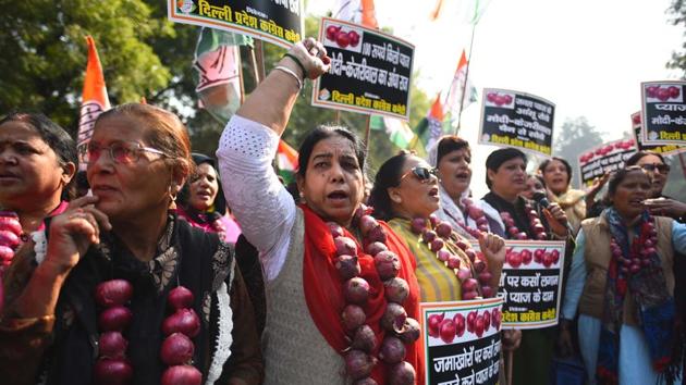 A group of women is seen wearing garlands of onions as members of Delhi Pradesh Congress Committee (DPCC) along with members of Delhi Mahila Congress protest against the Delhi Government for the increase in prices of onions, outside CM’s residence, Civil Lines, in New Delhi. (Sanchit Khanna / HT Photo) A group of women is seen wearing garlands of onions as members of Delhi Pradesh Congress Committee (DPCC) along with members of Delhi Mahila Congress protest against the Delhi Government for the increase in prices of onions, outside CM’s residence, Civil Lines, in New Delhi. (Sanchit Khanna / HT Photo)