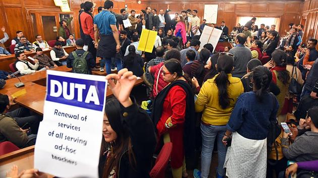 Members of Delhi University Teachers’ Association (DUTA) hold placards and shout slogans during a protest demanding the withdrawal of University’s August 28 letter which involves appointment of ad-hoc and guest lecturers, inside the VC executive council hall, at Delhi University, in New Delhi. (Raj K Raj / HT Photo) Members of Delhi University Teachers’ Association (DUTA) hold placards and shout slogans during a protest demanding the withdrawal of University’s August 28 letter which involves appointment of ad-hoc and guest lecturers, inside the VC executive council hall, at Delhi University, in New Delhi. (Raj K Raj / HT Photo)