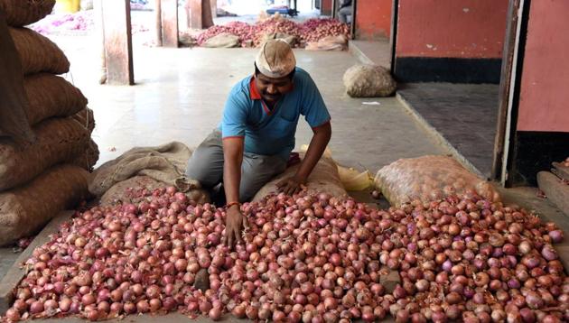 The prices of onions have seen a rise crossing the century-mark in various cities including Pune. (HT/PHOTO) The prices of onions have seen a rise crossing the century-mark in various cities including Pune. (HT/PHOTO)