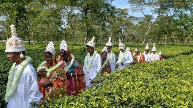 Brides and grooms from the Adivasi tribe arrive to take part in a mass marriage ceremony during a religious conference in Muni Tea Garden near Bagdogra on the outskirts of Siliguri, West Bengal. (Diptendu Dutta / AFP) Brides and grooms from the Adivasi tribe arrive to take part in a mass marriage ceremony during a religious conference in Muni Tea Garden near Bagdogra on the outskirts of Siliguri, West Bengal. (Diptendu Dutta / AFP)