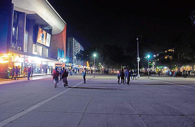 Thanks to heavy deployment of security forces, the Sector 17 Plaza has so far remained vendor-free since the eviction drive began on Friday. (Keshav Singh/HT) Thanks to heavy deployment of security forces, the Sector 17 Plaza has so far remained vendor-free since the eviction drive began on Friday. (Keshav Singh/HT)