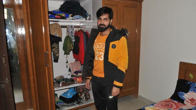 Victim Anil Sood showing the cupboard where he had kept the cash at his flat in Sector 63, Chandigarh, on Saturday. (Ravi Kumar/HT) Victim Anil Sood showing the cupboard where he had kept the cash at his flat in Sector 63, Chandigarh, on Saturday. (Ravi Kumar/HT)