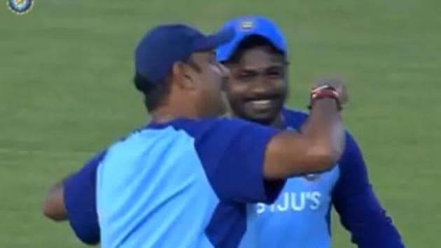 India Vs West Indies Ravi Shastri Comes Up With Hilarious Reaction After Crowd Chants Sanju Samson S Name In Thiruvanathapuram Watch Hindustan Times