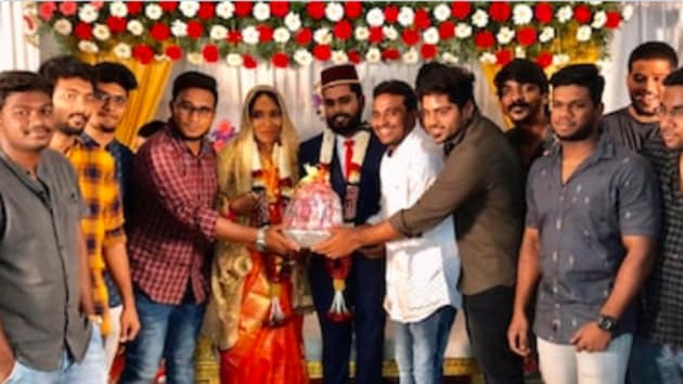 Couple and their friends posing with the onion bouquet.(Twitter/@sunilkapoor8)