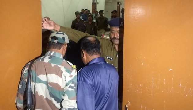Police officials and others at the spot where a constable of the Chhattisgarh Armed Force shot dead his company commander before committing suicide in Khelgaon, Ranchi on Monday.(HT PHOTO.) Police officials and others at the spot where a constable of the Chhattisgarh Armed Force shot dead his company commander before committing suicide in Khelgaon, Ranchi on Monday.(HT PHOTO.)