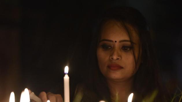 The death of the woman came at a time when the nation is outraged over the Unnao incident wherein a 23-year-old woman was burnt alive by five men, including two who had allegedly raped her. She died on Friday night. (Sonu Mehta/HT PHOTO) The death of the woman came at a time when the nation is outraged over the Unnao incident wherein a 23-year-old woman was burnt alive by five men, including two who had allegedly raped her. She died on Friday night. (Sonu Mehta/HT PHOTO)