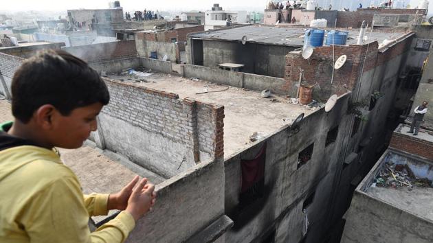 A child looks at the building where a fire broke out. The Delhi Fire Services said that factory did not have a no-objection certificate. Experts and petitioners of major fire incidents said that after every major case, agencies jump into action in knee-jerk reactions but action is seldom initiated or followed through. (Sanchit Khanna / HT Photo)