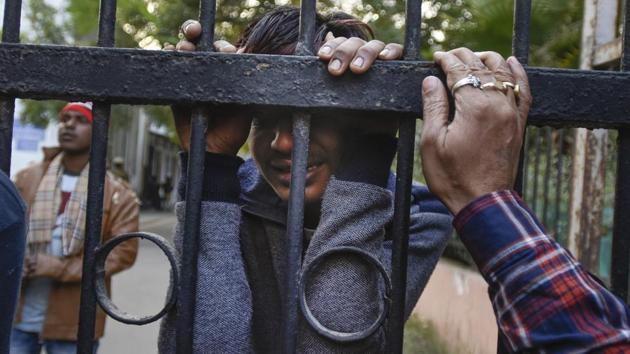 A family member of a victim mourns outside a mortuary at Lok Nayak hospital on Sunday. The fire department said this was one of Delhi’s worst fire accidents. On June 13, 1997, a fire that started from a transformer in the basement of Uphaar cinema complex caused 59 deaths. Two years later, in Old Delhi’s Lal Kuan, 57 persons died in chemical warehouse fire. (Burhaan Kinu / HT Photo)