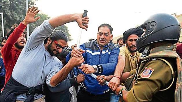 JNU students during a march to Rashtrapati Bhavan in New Delhi on Monday.(Vipin kumar/HT photo)