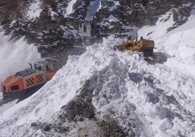 Snow-clearing machines and 60 Border Roads Organisation personnel were pressed into service to clear the 13,050-ft pass that connects Manali with Leh.(HT Photo)