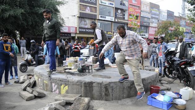 An anti-encroachment drive being carried out against street vendors by the municipal corporation at the Phase-7 market in Mohali on Monday. (Anil Dayal/HT) An anti-encroachment drive being carried out against street vendors by the municipal corporation at the Phase-7 market in Mohali on Monday. (Anil Dayal/HT)