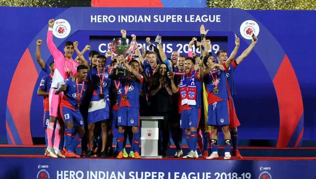 Bengaluru FC players with the ISL trophy.(Vipin Pawar /SPORTZPICS)