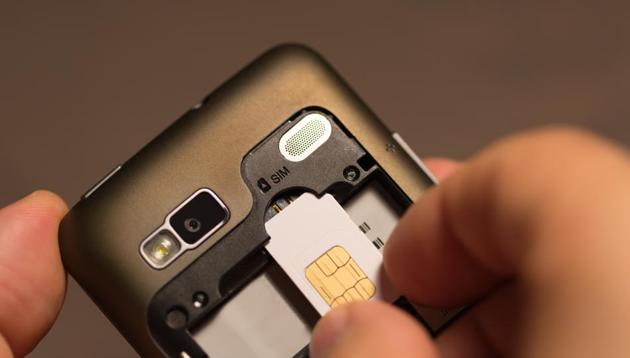 Inserting a sim card at a mobile phone (Getty Images/iStockphoto) Inserting a sim card at a mobile phone (Getty Images/iStockphoto)
