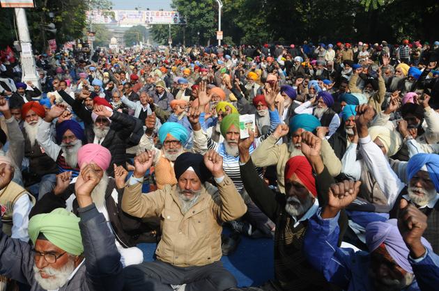 Members of the Pensioners’ Association protesting against the PSPCL management and the state government in Patiala on Tuesday. (BHARAT BHUSHAN/HT) Members of the Pensioners’ Association protesting against the PSPCL management and the state government in Patiala on Tuesday. (BHARAT BHUSHAN/HT)