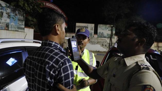 According to Pankaj Deshmukh, DCP (traffic), divisional teams are deployed every day at random spots across the city to carry out nakabandi (image for representational purpose only) (HT/PHOTO) According to Pankaj Deshmukh, DCP (traffic), divisional teams are deployed every day at random spots across the city to carry out nakabandi (image for representational purpose only) (HT/PHOTO)