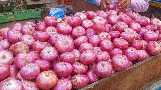 Amid skyrocketing price of onions, 70 kgs of the bulb were allegedly stolen in two separate incidents on Monday(PTI)