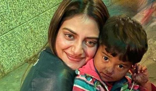 Nusrat Jahan poses with a balloon seller child.(Instagram)