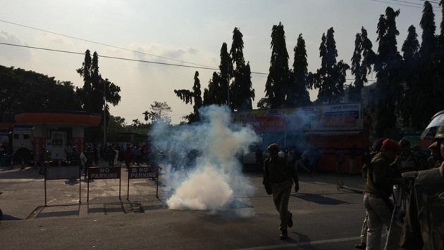 Protesters clashing with police near Assam secretariat (Sadiq Naqvi/HT Photo) Protesters clashing with police near Assam secretariat (Sadiq Naqvi/HT Photo)