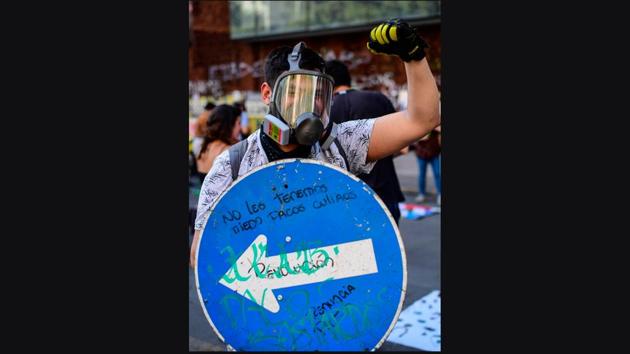 Surveys show that 70 to 85 percent of people support the movement. “The fact that we’re on the frontline allows for peaceful demonstrations because otherwise (the police) would be there” using tear gas to disperse protesters, said Matias, who is saddled with debt after quitting veterinary studies in his fourth year. He mixes baking soda in a bottle of water to wash his eyes against the effects of tear gas. (Martin BERNETTI / AFP) Surveys show that 70 to 85 percent of people support the movement. “The fact that we’re on the frontline allows for peaceful demonstrations because otherwise (the police) would be there” using tear gas to disperse protesters, said Matias, who is saddled with debt after quitting veterinary studies in his fourth year. He mixes baking soda in a bottle of water to wash his eyes against the effects of tear gas. (Martin BERNETTI / AFP)