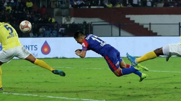 Sunil Chhetri hits a header. (ISL) Sunil Chhetri hits a header. (ISL)