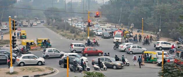 Black spots, such as this one at the Hallomajra intersection in Chandigarh, will be tagged with signages of ‘accident prone area’, a solar powered blinker and rumble strips.(Keshav Singh/HT PHOTO)