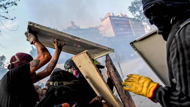 The violence is incomprehensible to many, particularly since it was sparked by a modest hike in metro fares in a democracy often lauded as the richest in South America. According to Fernandez, this is “a generation of youngsters who didn’t grow up under the dictatorship” and democracy is something they take for granted. These “children of democracy don’t feel that this system full of flaws and injustice that they live in is something they should give thanks for. “ (Martin BERNETTI / AFP) The violence is incomprehensible to many, particularly since it was sparked by a modest hike in metro fares in a democracy often lauded as the richest in South America. According to Fernandez, this is “a generation of youngsters who didn’t grow up under the dictatorship” and democracy is something they take for granted. These “children of democracy don’t feel that this system full of flaws and injustice that they live in is something they should give thanks for. “ (Martin BERNETTI / AFP)