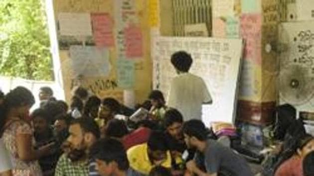 Two university teachers’ bodies of West Bengal on Wednesday termed a new rule tabled in the Assembly to check direct communications between the chancellor and the varsities as “dangerous” for the autonomy of the educational institutes. (HT file/Representative image) Two university teachers’ bodies of West Bengal on Wednesday termed a new rule tabled in the Assembly to check direct communications between the chancellor and the varsities as “dangerous” for the autonomy of the educational institutes. (HT file/Representative image)
