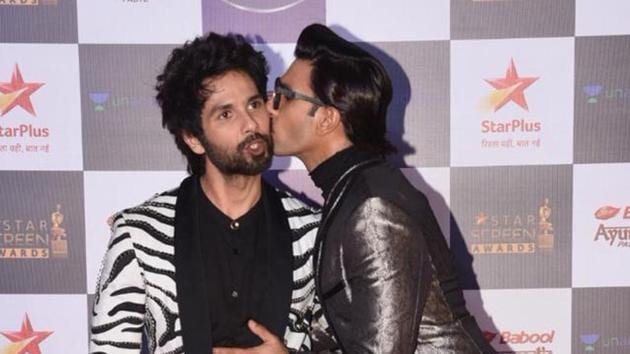 Shahid Kapoor got a kiss from Ranveer Singh at Star Screen Awards. Shahid Kapoor got a kiss from Ranveer Singh at Star Screen Awards.