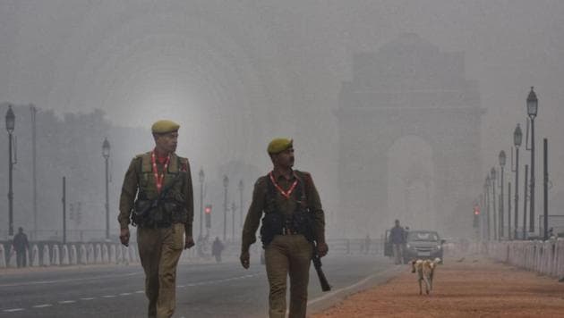 Security personnel walks in thik fog at Rajpath as temperature dips in Delhi. (Vipin Kumar/HT Photo) Security personnel walks in thik fog at Rajpath as temperature dips in Delhi. (Vipin Kumar/HT Photo)