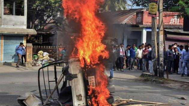 Protestors burn a vehicle to block a road during an agitation against the Citizenship Amendment Bill, in Tezpur, Assam.(PTI)