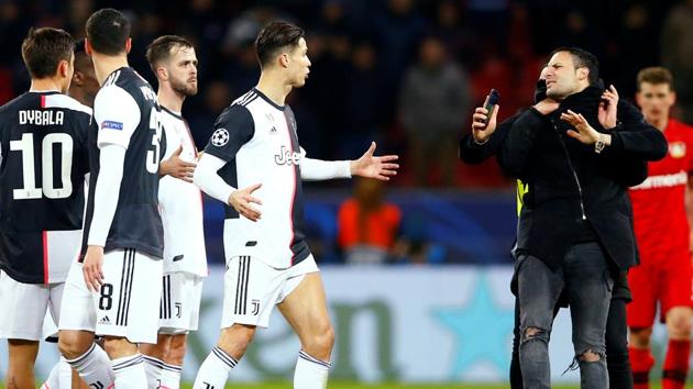 A pitch invader is apprehended by a steward as Juventus' Cristiano Ronaldo reacts. (REUTERS) A pitch invader is apprehended by a steward as Juventus' Cristiano Ronaldo reacts. (REUTERS)