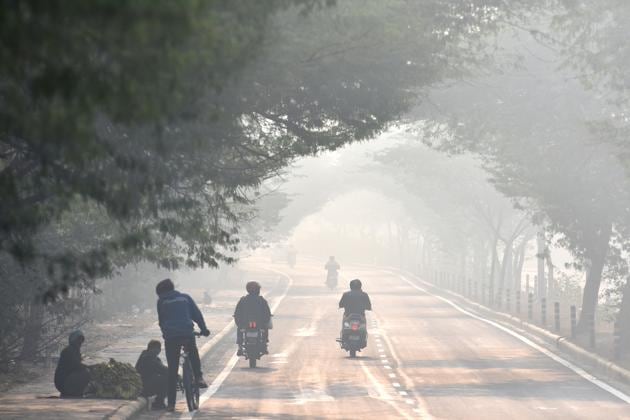 People and motorists out and about on a cold morning at Karol Bagh in New Delhi, on Wednesday, December 11, 2019. (Sanchit Khanna/HT PHOTO) People and motorists out and about on a cold morning at Karol Bagh in New Delhi, on Wednesday, December 11, 2019. (Sanchit Khanna/HT PHOTO)