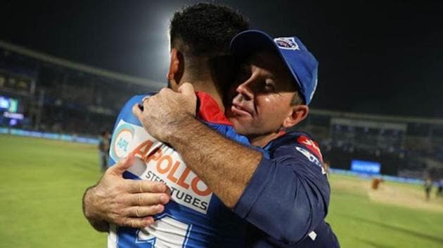 Delhi Capitals head coach Ricky Ponting hugs captain Shreyas Iyer.(IPL)