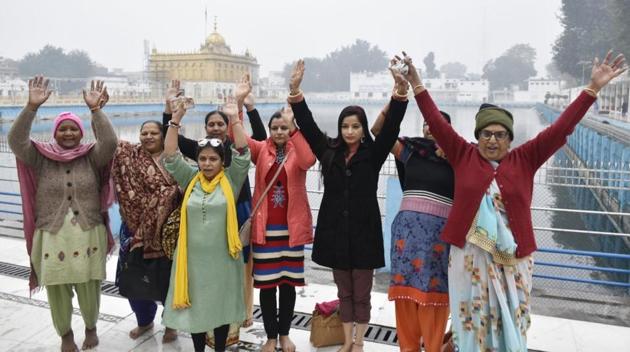 A group of Hindu devotees raising religious slogans at Durgiana Temple in Amritsar before leaving for Pakistan’s Katas Raj temple on Friday.(Sameer Sehgal/HT) A group of Hindu devotees raising religious slogans at Durgiana Temple in Amritsar before leaving for Pakistan’s Katas Raj temple on Friday.(Sameer Sehgal/HT)