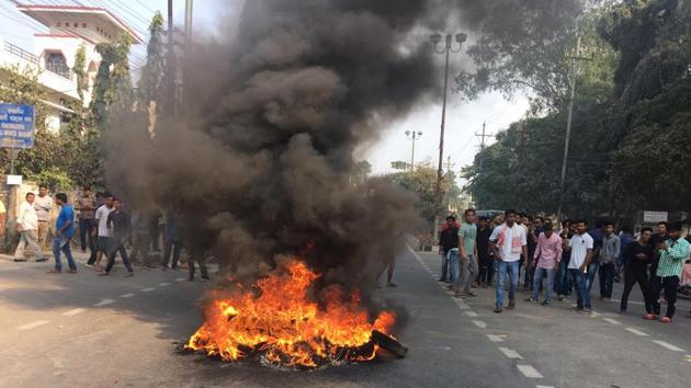 Tyres burn as protests rage in Guwahati, Assam against the Citizenship Amendment Bill (CAB) during the 11-hr northeast shutdown called on Sunday by North East Students Organisation (NESO).(HT Photo)