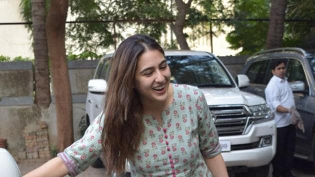 Sara Ali Khan seen at filmmaker Anand L Rai's office in Mumbai's Andheri on Nov 29.(IANS)