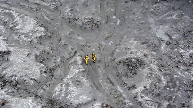 Aerial view of elite soldiers taking part in a mission to retrieve bodies from White Island after the December 9 volcanic eruption, off the coast from Whakatane on the North Island. Elite soldiers retrieved six bodies from New Zealand's volatile White Island volcano on December 13, winning praise for their "courageous" mission carried out under the threat of another eruption. (Handout / NEW ZEALAND DEFENCE FORCE / AFP)