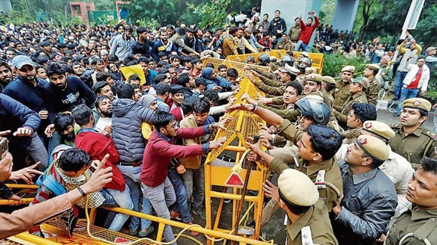 Police and protestors scuffle outside the Jamia Millia Islamia University during a protest against the Citizenship Amendment Bill in New Delhi.(Reuters)