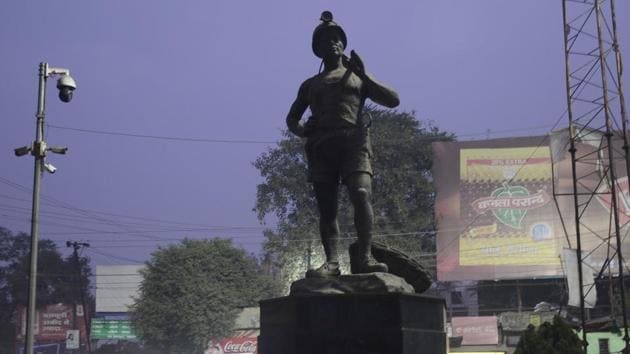 A statue of a coal miner at Rangatand roundabout is the symbol of Dhanbad, Jharkhand. The six assembly constituencies in the district will vote on Dec 16 in the fourth phase of state election.(HT Photo)